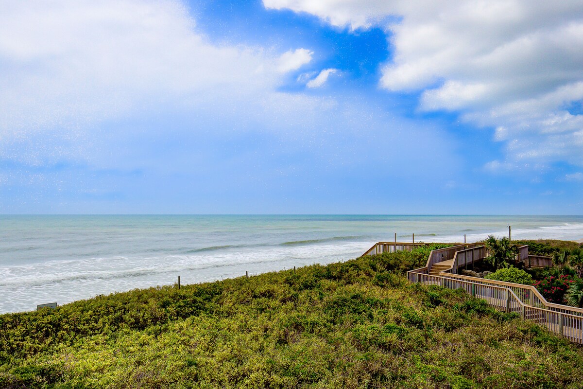 Amazing oceanfront condo with beach views, pool, tennis, gym & sauna