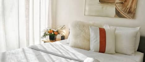 A high-quality queen mattress, with soft cotton linens for a wonderful sleep.
