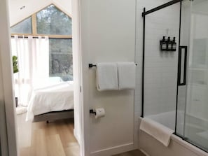 High ceilings and a shower/tub combo.