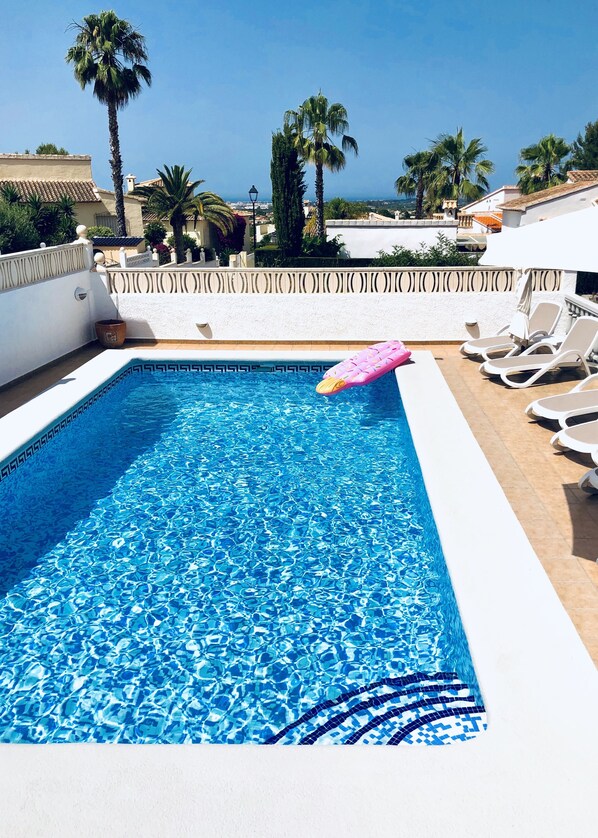 8X4 metre pool enjoys all day sun