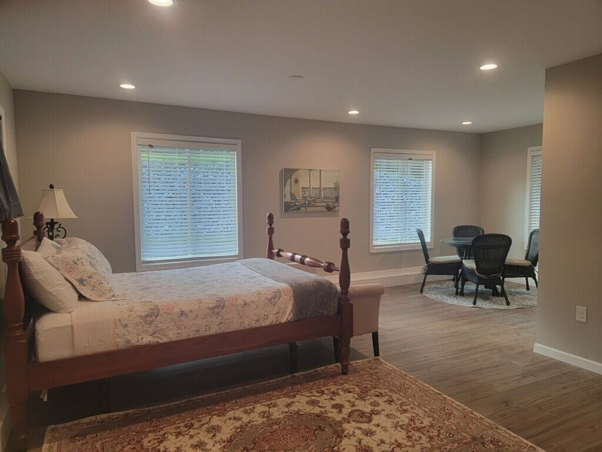 Bright, Beautiful Smith Mountain Lakefront, Full Amenities & Perfect Location!