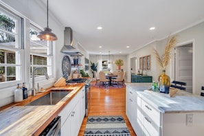 Spacious chef’s kitchen for your next family gathering 