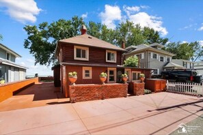 Log cabin cottage house on a quiet dead end street. Parking right in front of your cabin