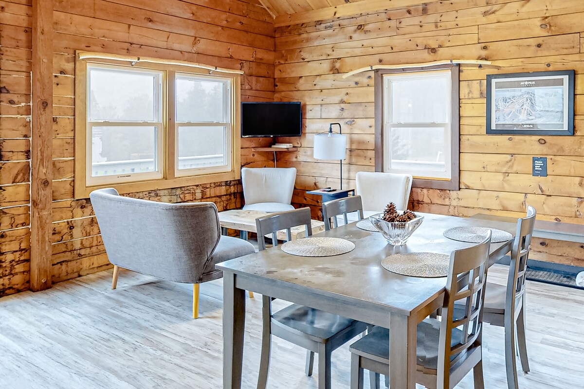 Second floor, dog-friendly condo with modern decor and lovely views