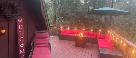 Relax on the large deck and enjoy the peacefulness under the trees