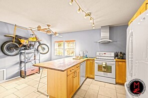 The Moto Ranch at Croom Vacation rentals 
The Privateer 1 bedroom 1 bath sleeps 5
full kitchen stove, microwave, fridge freezer sink, and countertop with seating