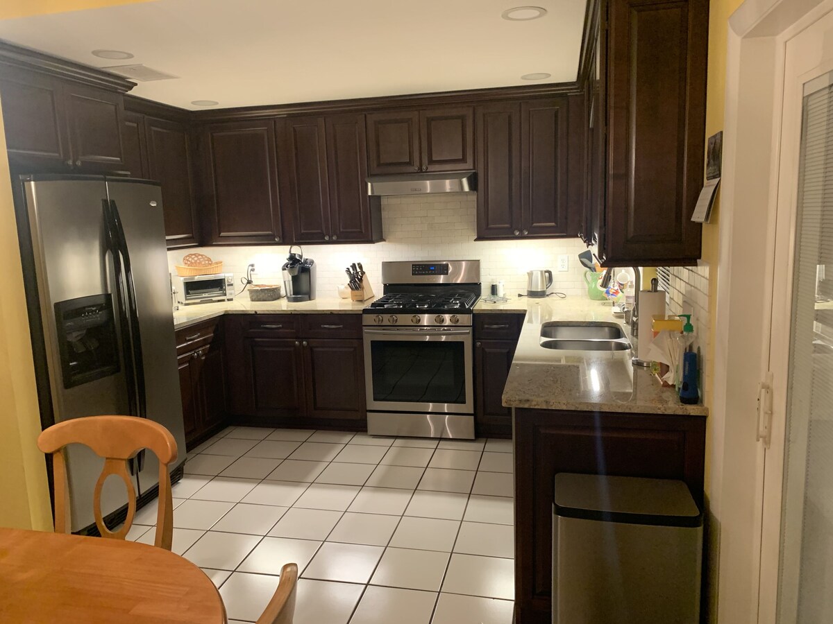 Heated salt water pool, close to beaches, includes free pass to Honeymoon beach
