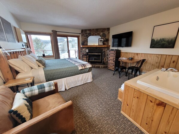 King-size bed, wood-burning fireplace, jacuzzi tub, and amazing views!