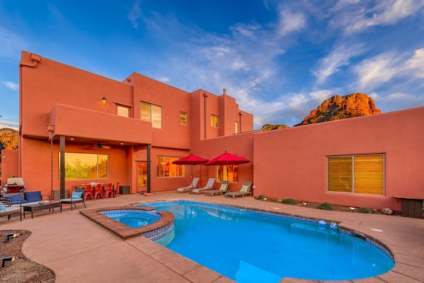 【Back Yard】Have a soak in the hot tub or pool after your hikes?