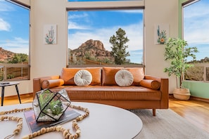 【Main Living Room】Jaw-dropping Elephant Rock views in your living room