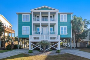 Front entrance to Deja Blue - These Porches are ideal for your group photos!