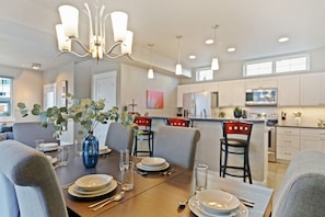 Dining Area and Breakfast Bar