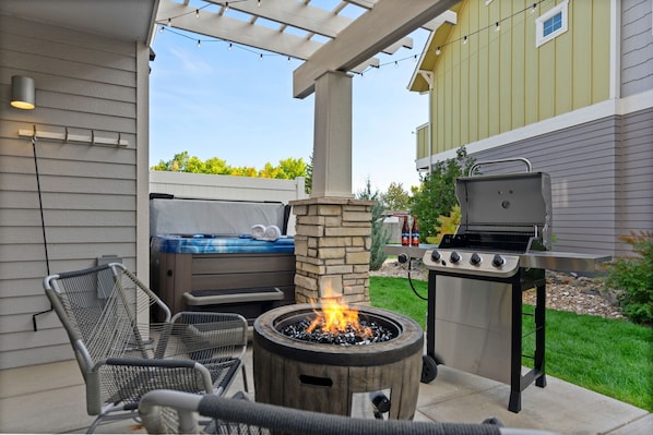 Deck with a Fire Pit, Grill and Hot Tub!