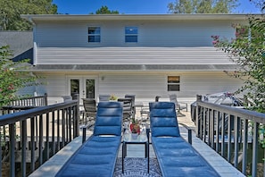 Deck | Outdoor Dining Area | Gas Grill