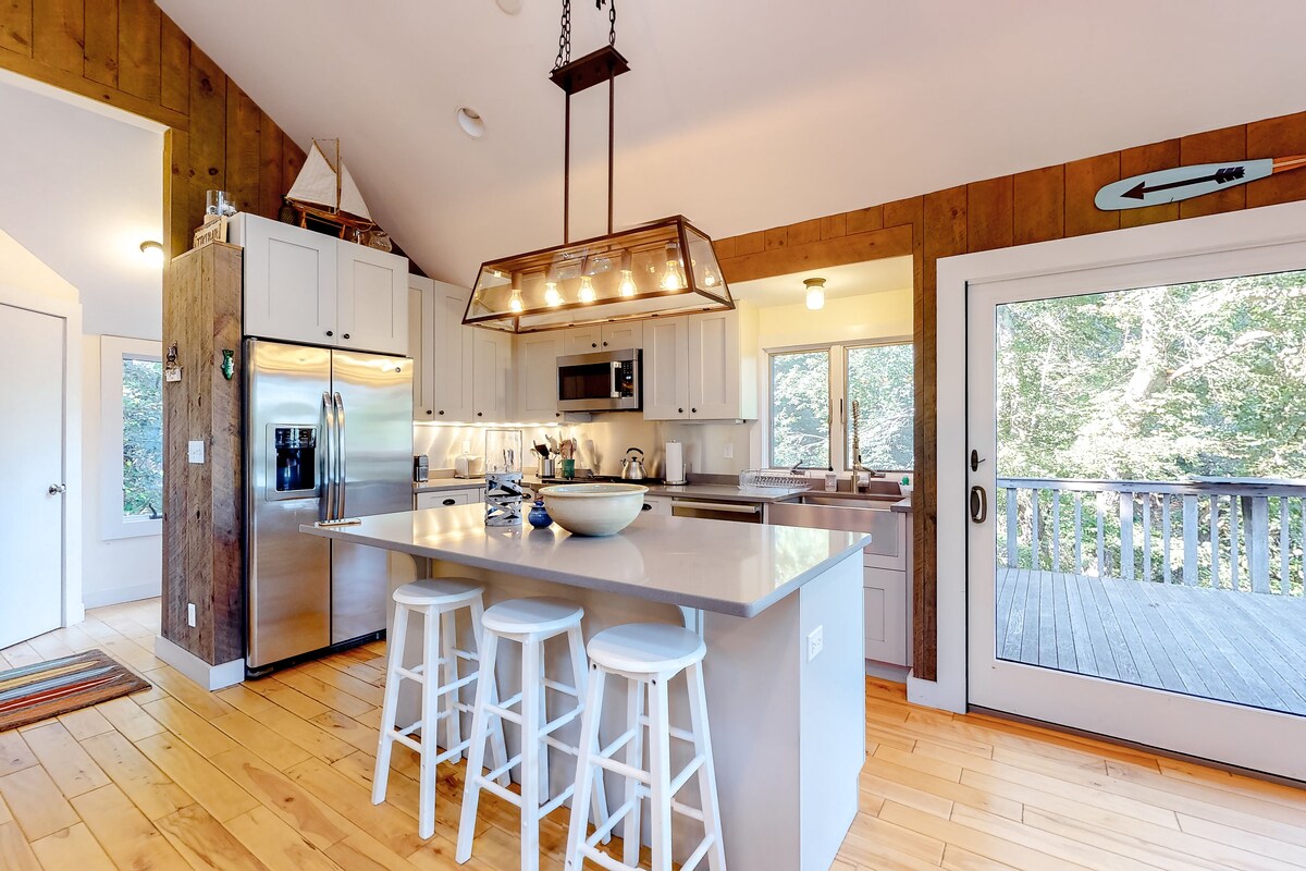 Beautiful dog-friendly home with water view, balcony & washer/dryer