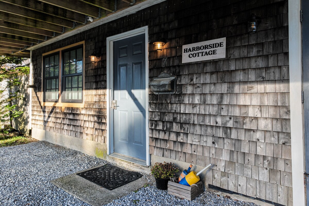 Snowbird-friendly house with alfresco deck, harbor view, & W/D – walk everywhere