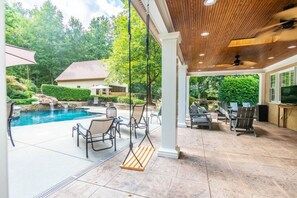 Poolside Cabana with Lounge, Flat Screen ROKU TV and a Swing!!!!