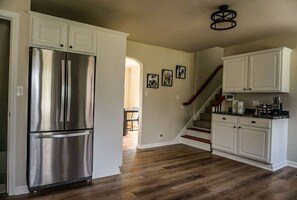 The kitchen is equipped with all the necessities for a sumptuous stay.