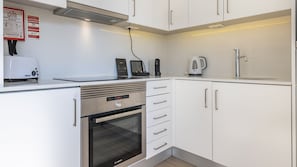 The kitchenette is fully equipped, ready for your home cooked meals #homecooking #portugal #pt #lisbon