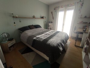 Chambre 2 : lit double 160cm
salle d'eau attenante avec douche et lavabo 