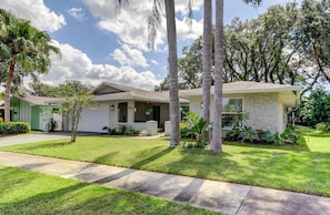 Located Within Country Villas, Highly Sought Out Community in Safety Harbor.

