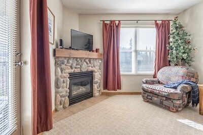 A Cozy Top Floor condo with a view of the Slopeside