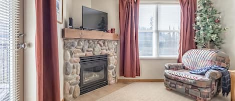 A Cozy Top Floor condo with a view of the Slopeside