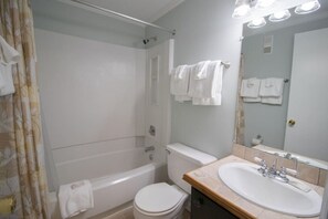 Clean bathroom with tub/shower!