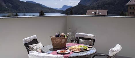 Ampia terrazza con vista su lago e montagne con arredamento da esterno