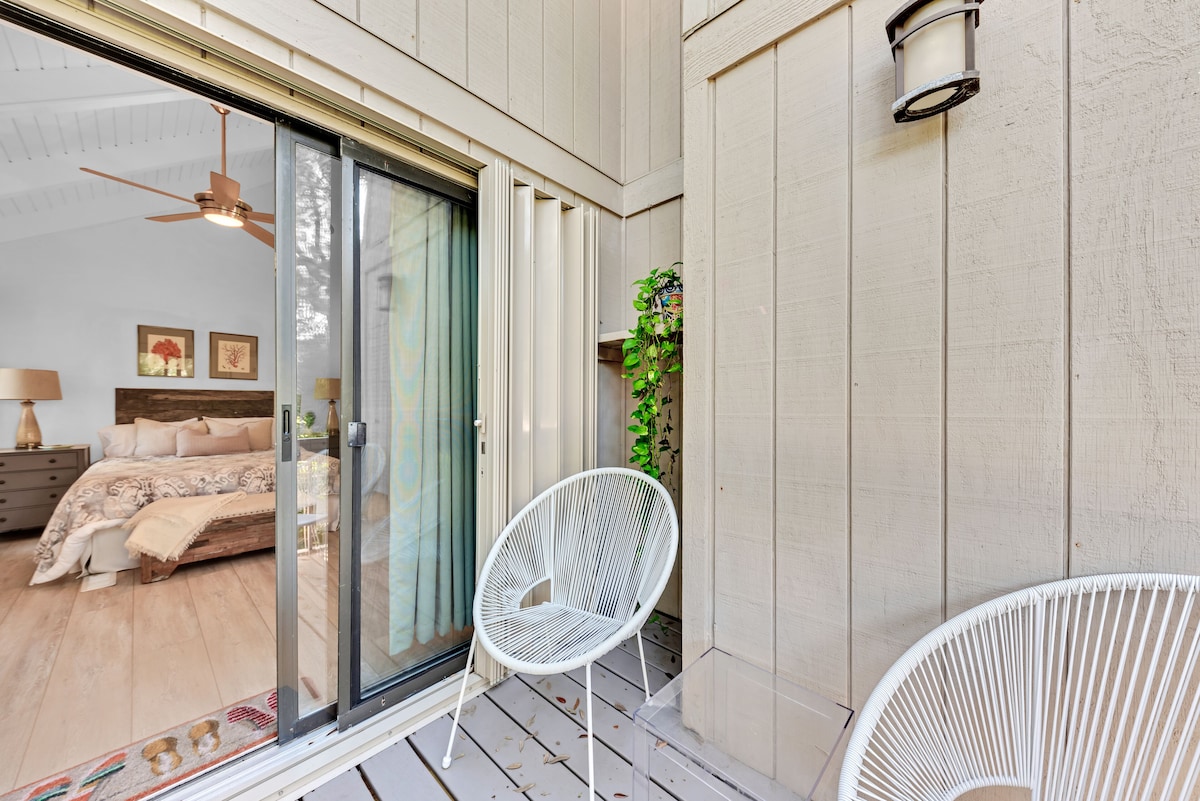 Spectacular 3BR/2BA Cottage! Close to beach! Golf Course Views! Dog Friendly!