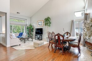 Living Area | 1st Floor | Flat-Screen TV | Dining Table | Dishware & Flatware