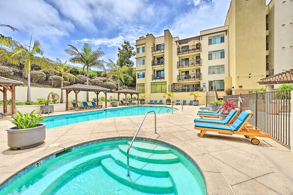 Oceanside Vacation Rental | 2BR | 2BA | Step-Free Access | 357 Sq Ft