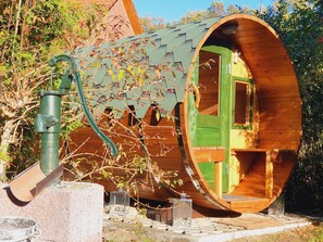 große Fass-Sauna im grünen Garten