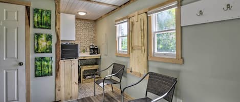 Mount Lookout Vacation Rental | 1BA | Studio | 3 Steps To Access | 230 Sq Ft