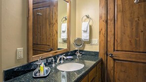 the-innsbruck-aspen-1bed-pres-bath2