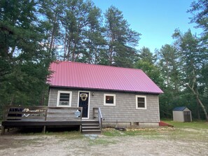 Cozy Cabin entrance from large driveway