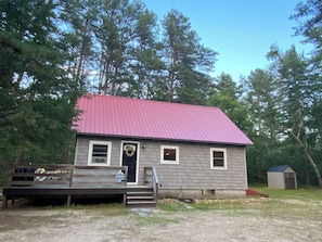 Cozy Cabin entrance from large driveway