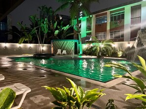 Pool med vattenfall