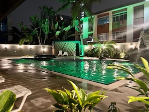 Pool med vattenfall