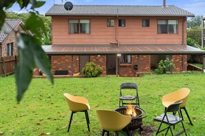 Backyard - spacious, for pets, friends and more (plus firepits)