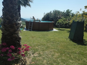 Unique moments in the swimming pool, in a private and fully protected area.