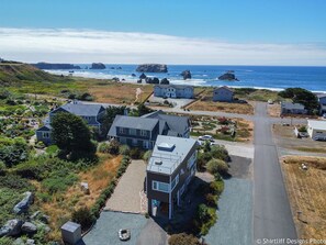 Ocean and River Views, only a block to the beach!