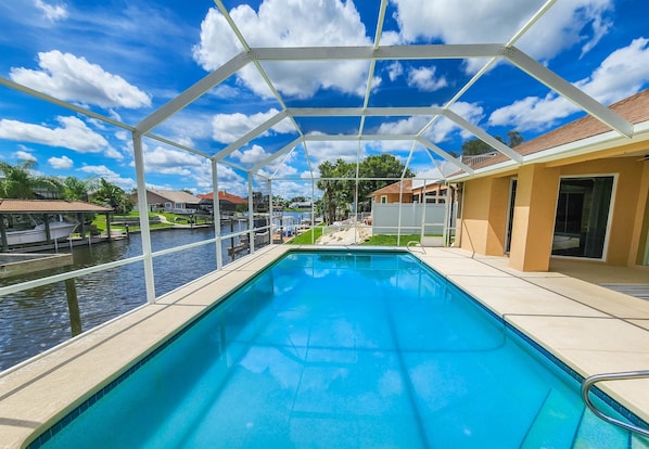 Large Pool to relax and fun!