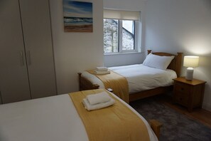 Twin room with 2 single beds & ensuite