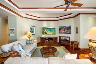 Luxury Condo! Short walk to the beach and pool! Kolea 13E