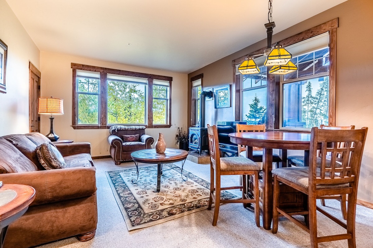 Cute mountain-vibe condo. Secluded feel, private entry and on shuttle route.