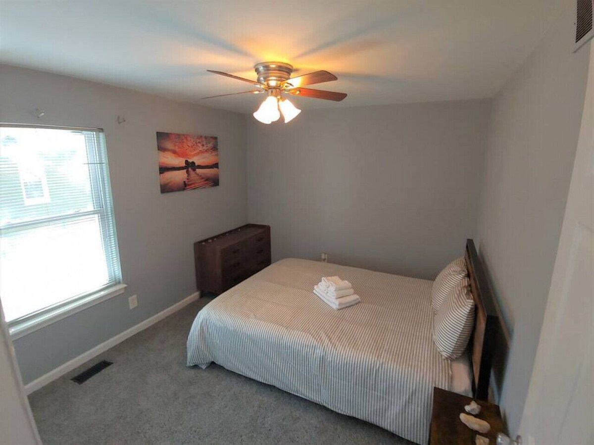 12 Myra Ave · Relaxing Cottage by the Lake + Parking