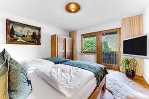 Blick vom Schlafzimmer/Bett auf den Grünten und auf die Walnussbäume im Garten