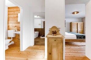 Blick vom Flur/Diele in WC (li), Bad (Mitte), Schlafzimmer (re)