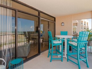 Cute coastal colors of the balcony furniture.